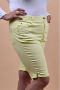 Къс панталон в нежно жълт  десен /размери 50,52,54/ Модел: 800